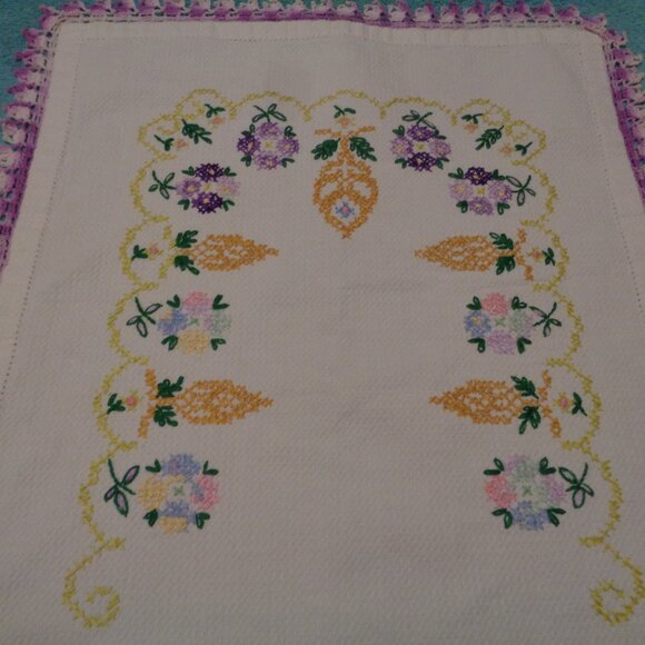 VINTAGE TEXTURED COTTON HAND EMBROIDERED HAND CROCHETED 1950S RUNNER - Picture 3 of 9